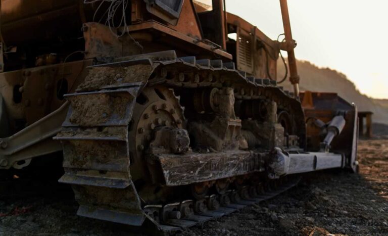 Un Bulldozer de una empresa tomellosera salva un camión de bomberos en La Rioja