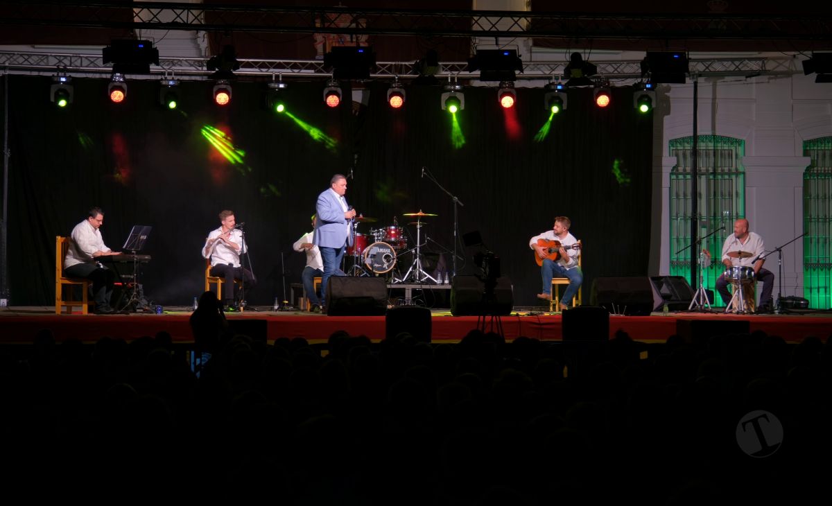 Flamenco y sevillanas llenan la Plaza de España con Chemi “El Choileja” y Menta y Romero