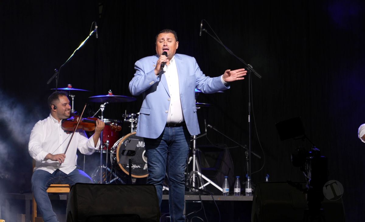 Flamenco y sevillanas llenan la Plaza de España con Chemi “El Choileja” y Menta y Romero