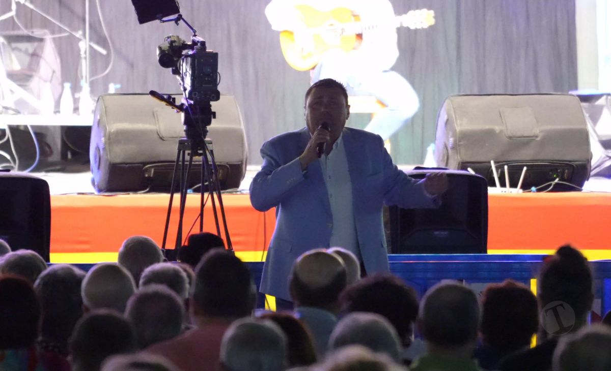 Flamenco y sevillanas llenan la Plaza de España con Chemi “El Choileja” y Menta y Romero