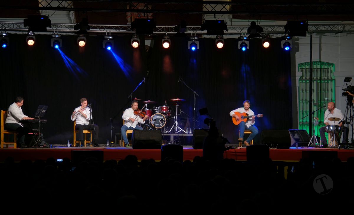 Flamenco y sevillanas llenan la Plaza de España con Chemi “El Choileja” y Menta y Romero
