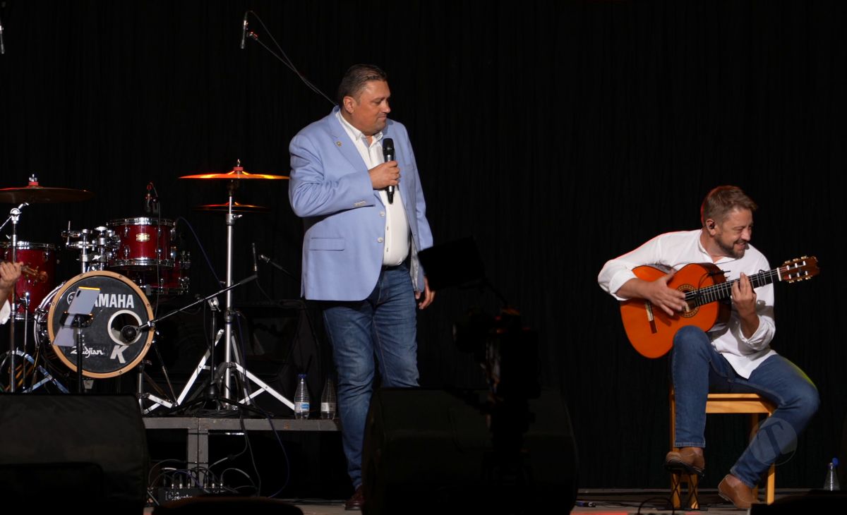 Flamenco y sevillanas llenan la Plaza de España con Chemi “El Choileja” y Menta y Romero