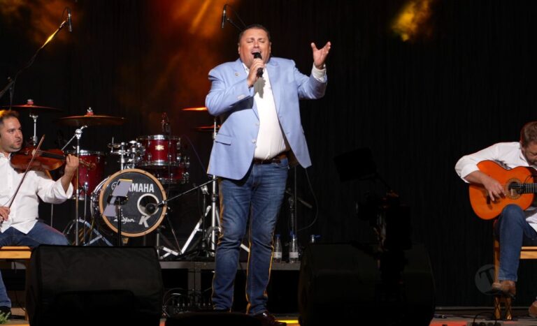 Flamenco y sevillanas llenan la Plaza de España con Chemi “El Choileja” y Menta y Romero