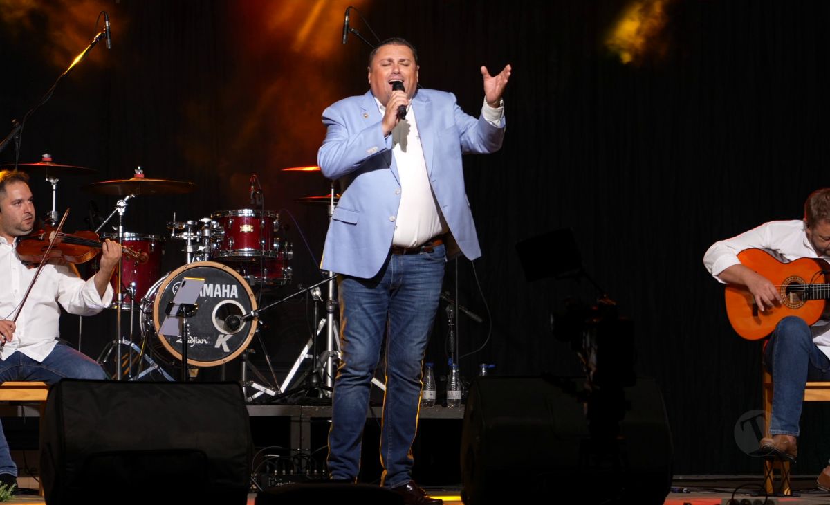 Flamenco y sevillanas llenan la Plaza de España con Chemi “El Choileja” y Menta y Romero