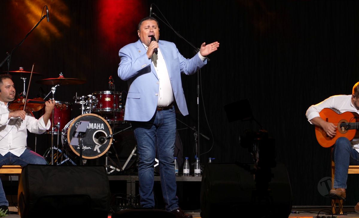 Flamenco y sevillanas llenan la Plaza de España con Chemi “El Choileja” y Menta y Romero