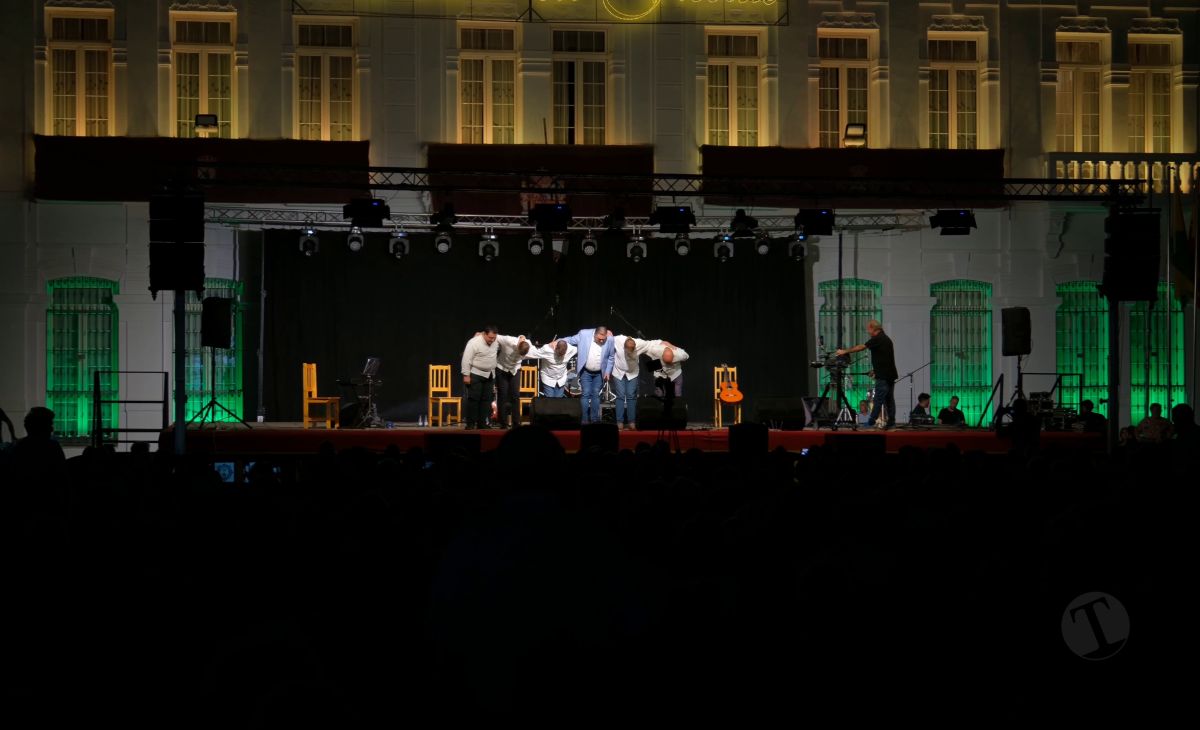 Flamenco y sevillanas llenan la Plaza de España con Chemi “El Choileja” y Menta y Romero