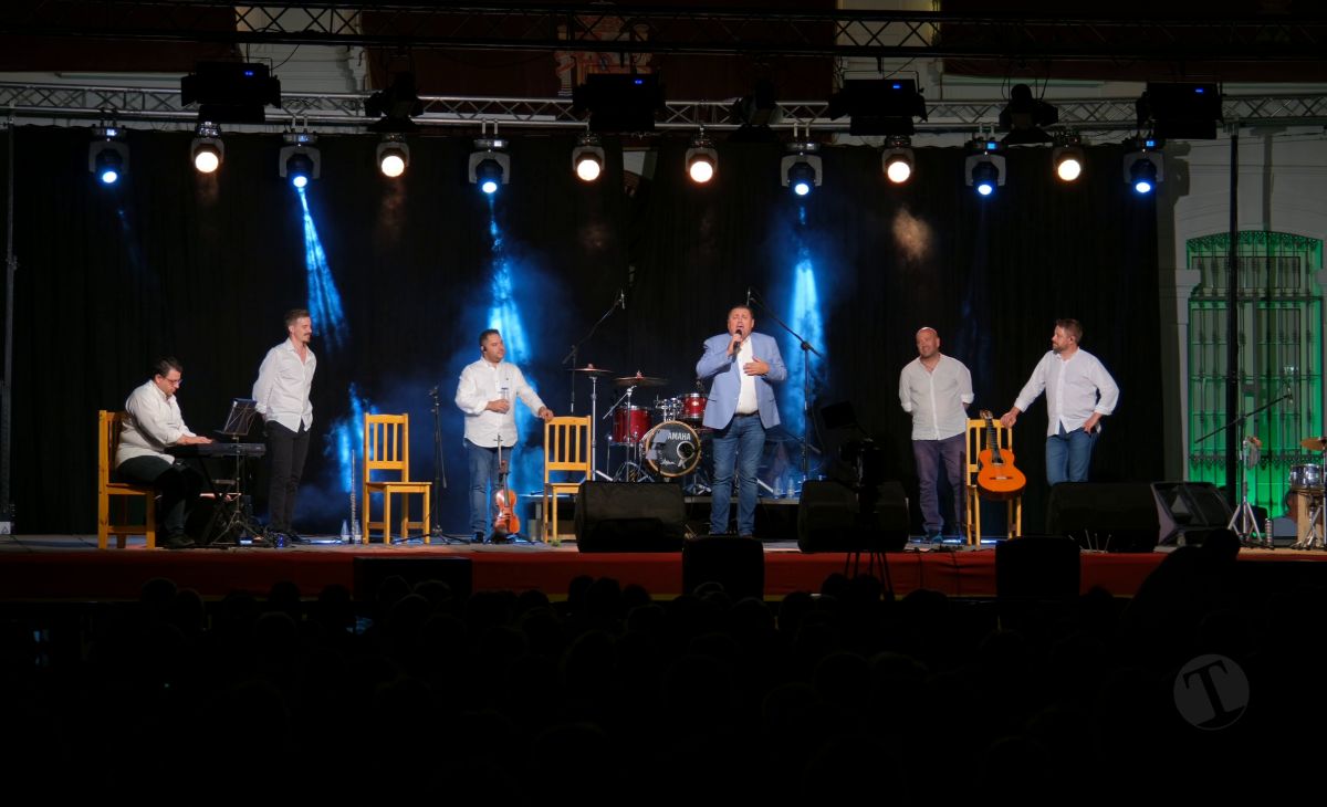 Flamenco y sevillanas llenan la Plaza de España con Chemi “El Choileja” y Menta y Romero