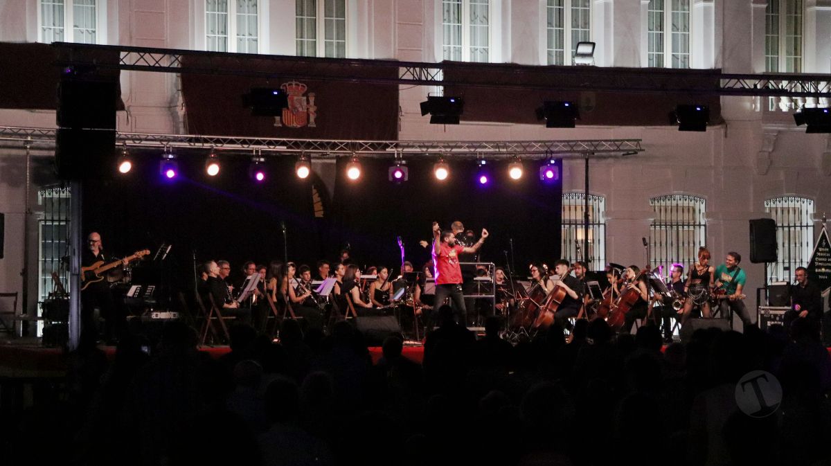 La Unión Musical Ciudad de Tomelloso llena la Plaza de España con el concierto “Yo también fui a EGB – Sinfónico”