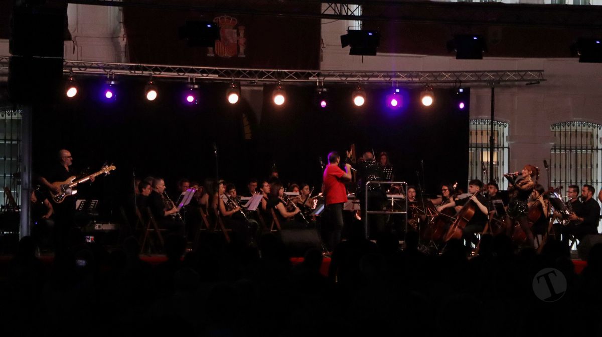 La Unión Musical Ciudad de Tomelloso llena la Plaza de España con el concierto “Yo también fui a EGB – Sinfónico”