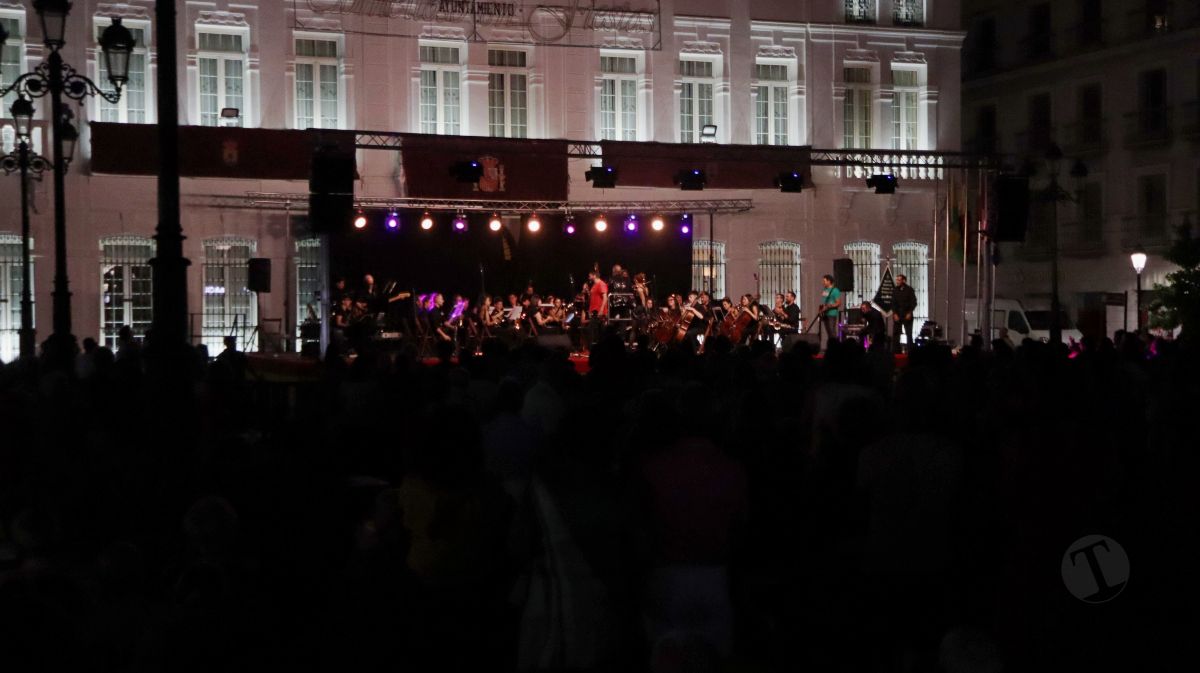 La Unión Musical Ciudad de Tomelloso llena la Plaza de España con el concierto “Yo también fui a EGB – Sinfónico”