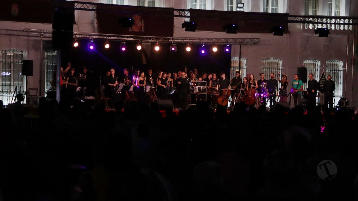 La Unión Musical Ciudad de Tomelloso llena la Plaza de España con el concierto “Yo también fui a EGB – Sinfónico”