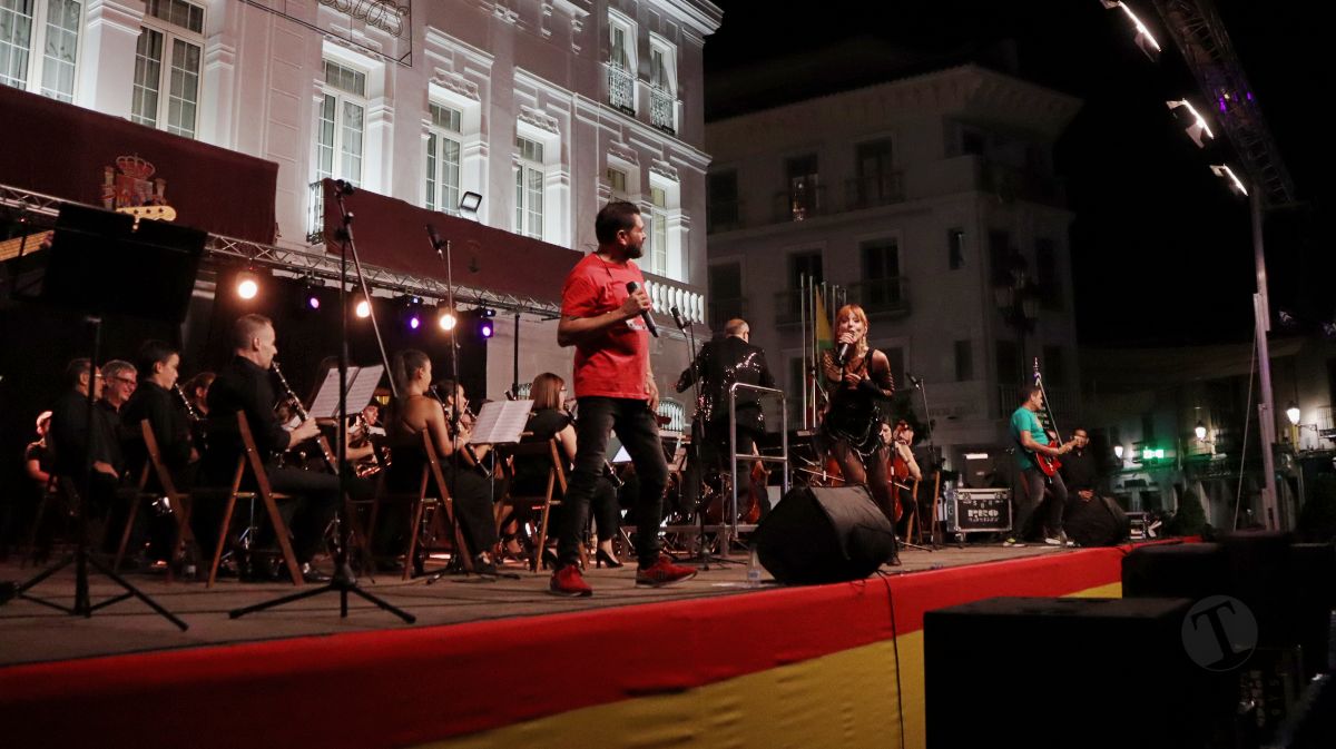La Unión Musical Ciudad de Tomelloso llena la Plaza de España con el concierto “Yo también fui a EGB – Sinfónico”