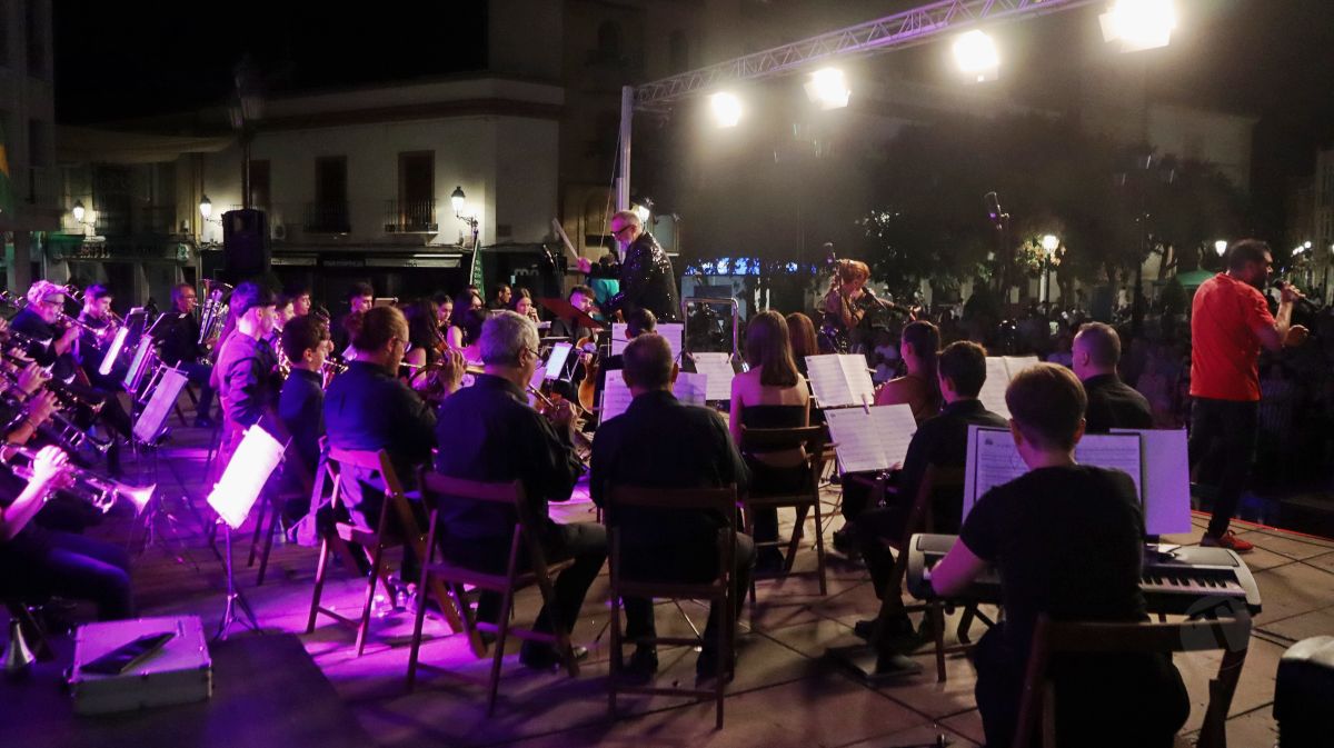 La Unión Musical Ciudad de Tomelloso llena la Plaza de España con el concierto “Yo también fui a EGB – Sinfónico”