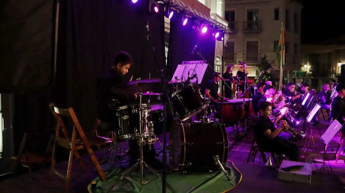 La Unión Musical Ciudad de Tomelloso llena la Plaza de España con el concierto “Yo también fui a EGB – Sinfónico”