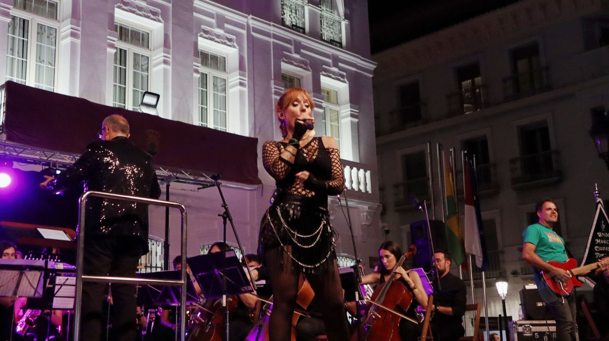La Unión Musical Ciudad de Tomelloso llena la Plaza de España con el concierto “Yo también fui a EGB – Sinfónico”