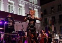 La Unión Musical Ciudad de Tomelloso llena la Plaza de España con el concierto “Yo también fui a EGB – Sinfónico”
