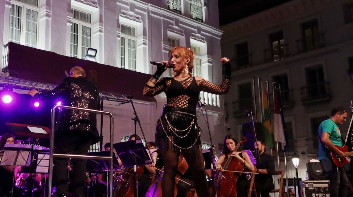 La Unión Musical Ciudad de Tomelloso llena la Plaza de España con el concierto “Yo también fui a EGB – Sinfónico”