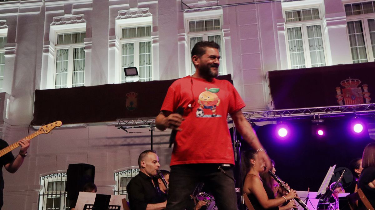 La Unión Musical Ciudad de Tomelloso llena la Plaza de España con el concierto “Yo también fui a EGB – Sinfónico”