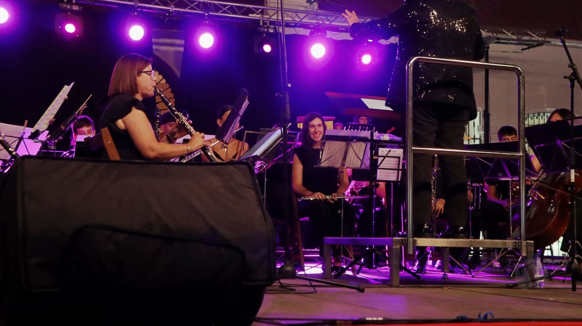 La Unión Musical Ciudad de Tomelloso llena la Plaza de España con el concierto “Yo también fui a EGB – Sinfónico”