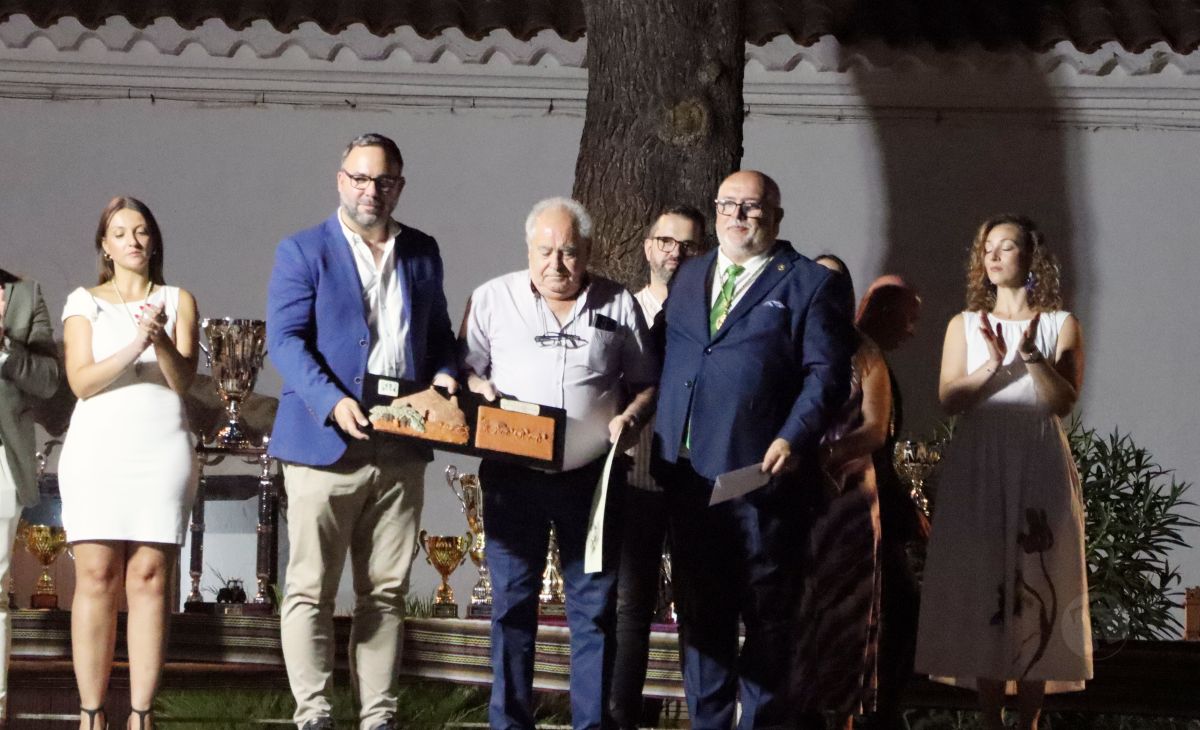 La Hermandad de la Virgen de las Viñas homenajea a Eulogio Benito en el Día del Hermano