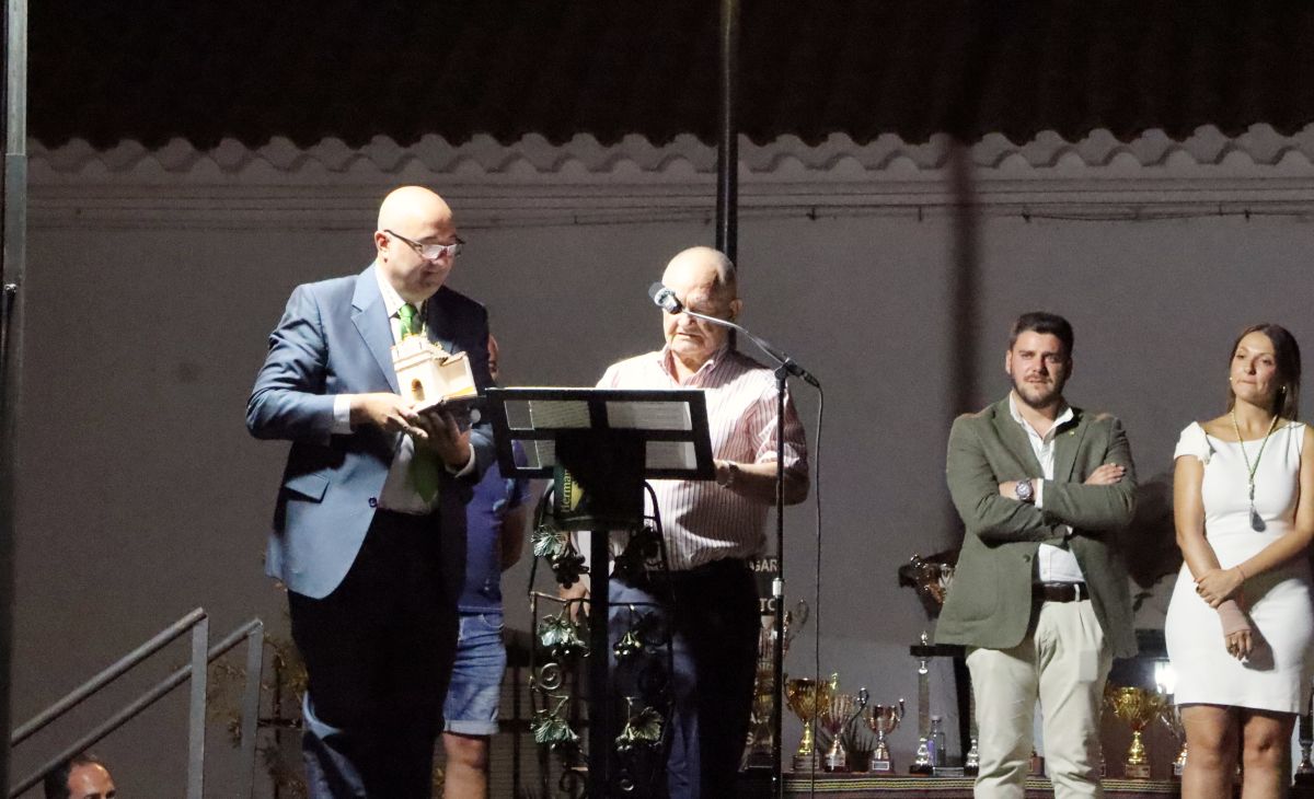 La Hermandad de la Virgen de las Viñas homenajea a Eulogio Benito en el Día del Hermano