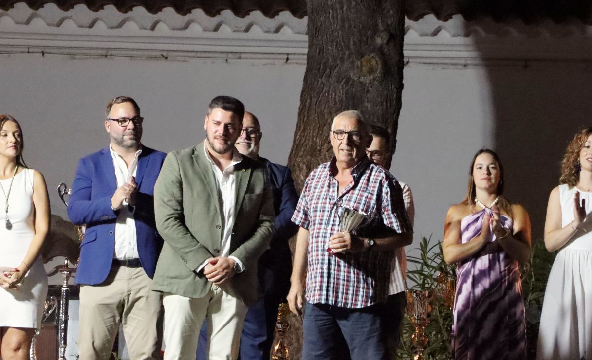 La Hermandad de la Virgen de las Viñas homenajea a Eulogio Benito en el Día del Hermano