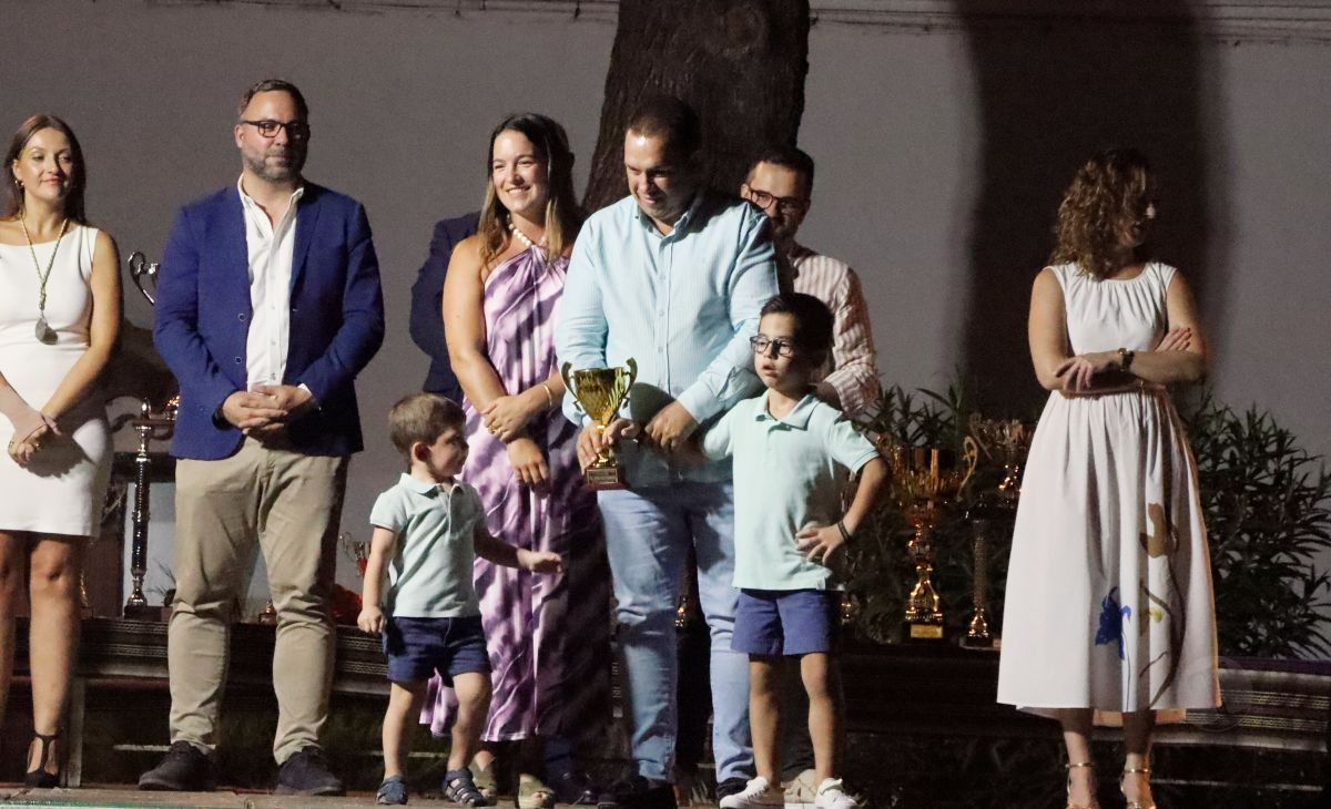 La Hermandad de la Virgen de las Viñas homenajea a Eulogio Benito en el Día del Hermano