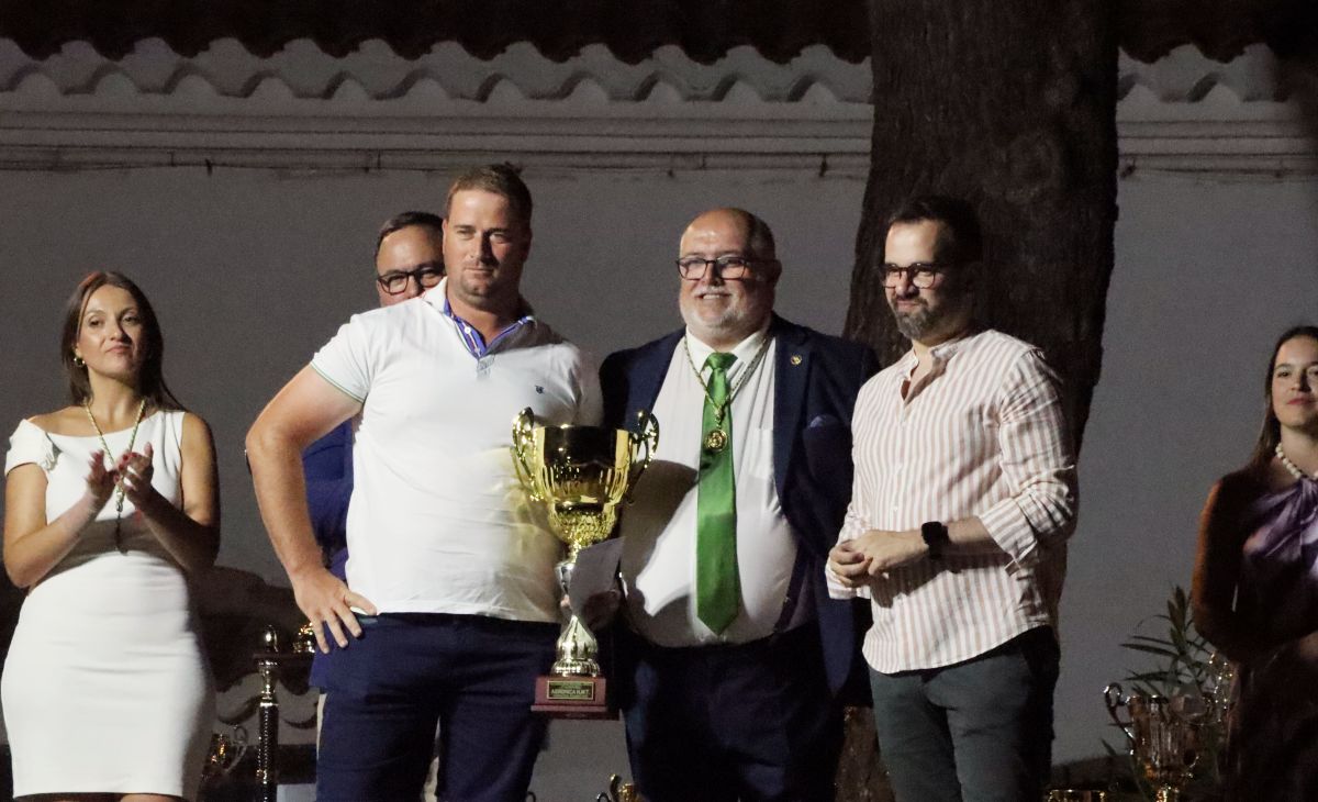La Hermandad de la Virgen de las Viñas homenajea a Eulogio Benito en el Día del Hermano