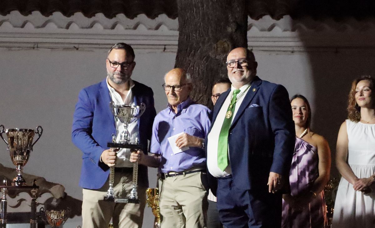 La Hermandad de la Virgen de las Viñas homenajea a Eulogio Benito en el Día del Hermano