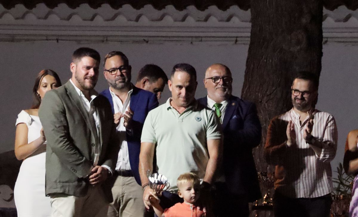 La Hermandad de la Virgen de las Viñas homenajea a Eulogio Benito en el Día del Hermano