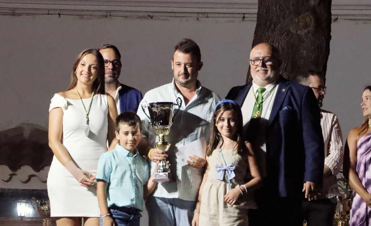 La Hermandad de la Virgen de las Viñas homenajea a Eulogio Benito en el Día del Hermano