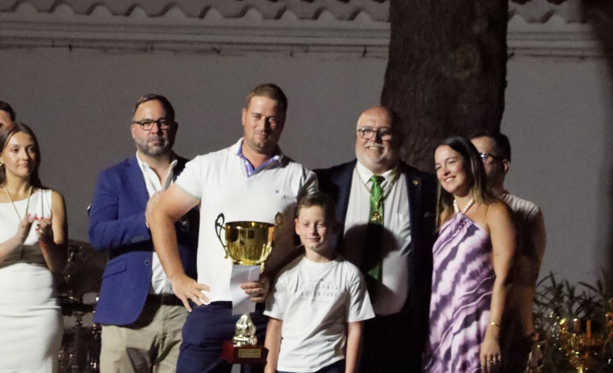 La Hermandad de la Virgen de las Viñas homenajea a Eulogio Benito en el Día del Hermano