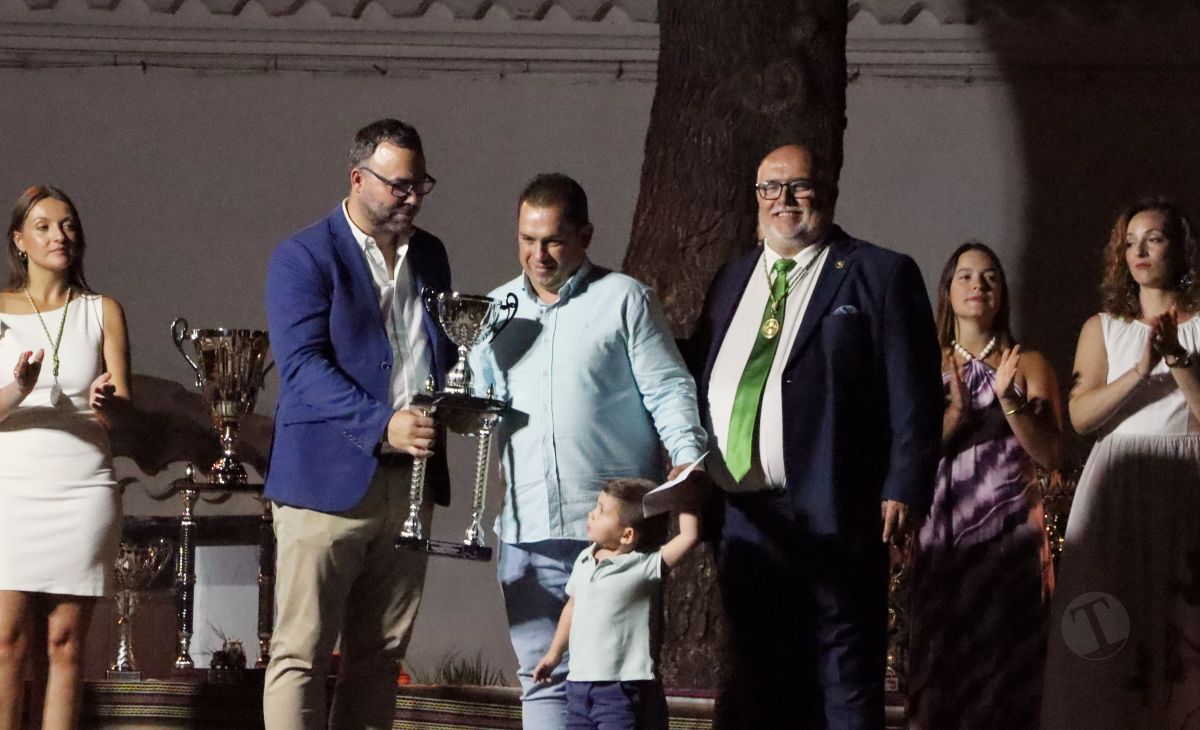 La Hermandad de la Virgen de las Viñas homenajea a Eulogio Benito en el Día del Hermano