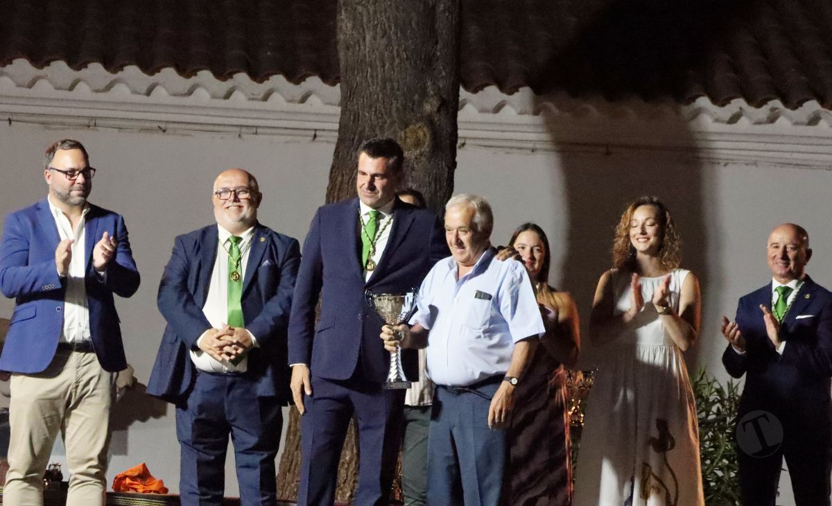 La Hermandad de la Virgen de las Viñas homenajea a Eulogio Benito en el Día del Hermano