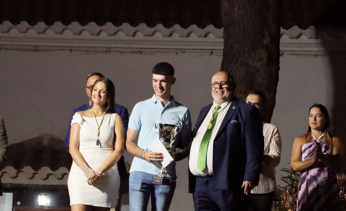 La Hermandad de la Virgen de las Viñas homenajea a Eulogio Benito en el Día del Hermano