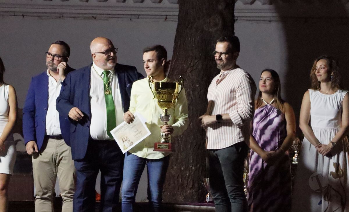 La Hermandad de la Virgen de las Viñas homenajea a Eulogio Benito en el Día del Hermano