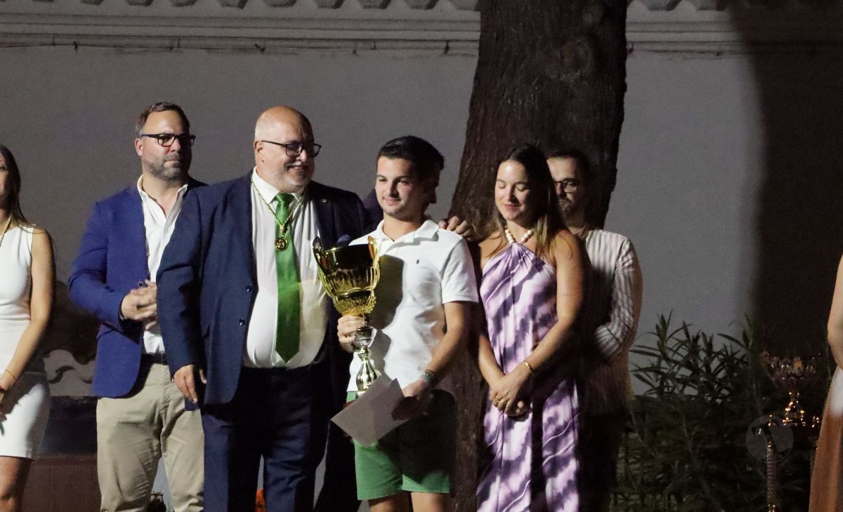 La Hermandad de la Virgen de las Viñas homenajea a Eulogio Benito en el Día del Hermano