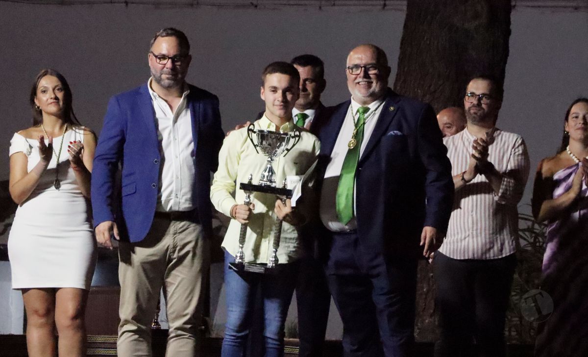 La Hermandad de la Virgen de las Viñas homenajea a Eulogio Benito en el Día del Hermano