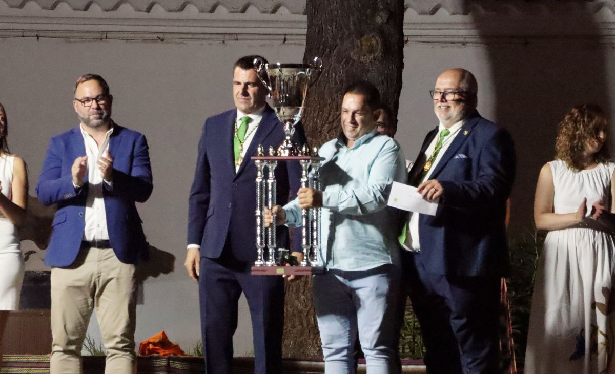 La Hermandad de la Virgen de las Viñas homenajea a Eulogio Benito en el Día del Hermano