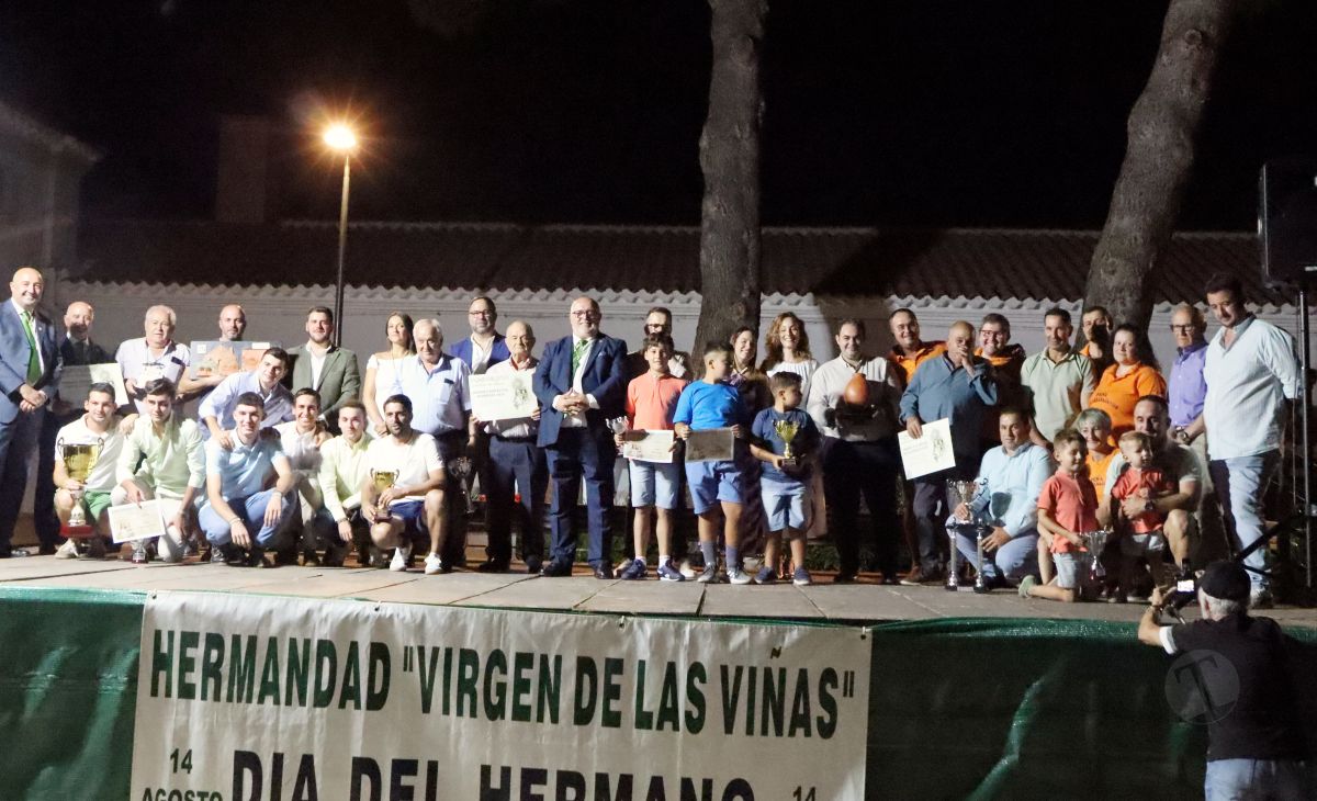 La Hermandad de la Virgen de las Viñas homenajea a Eulogio Benito en el Día del Hermano