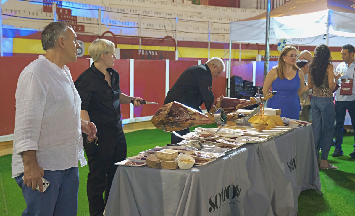 3.000 personas abarrotan la Plaza de Toros en la Fiesta del Vino de Tomelloso