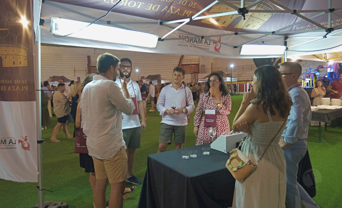 3.000 personas abarrotan la Plaza de Toros en la Fiesta del Vino de Tomelloso