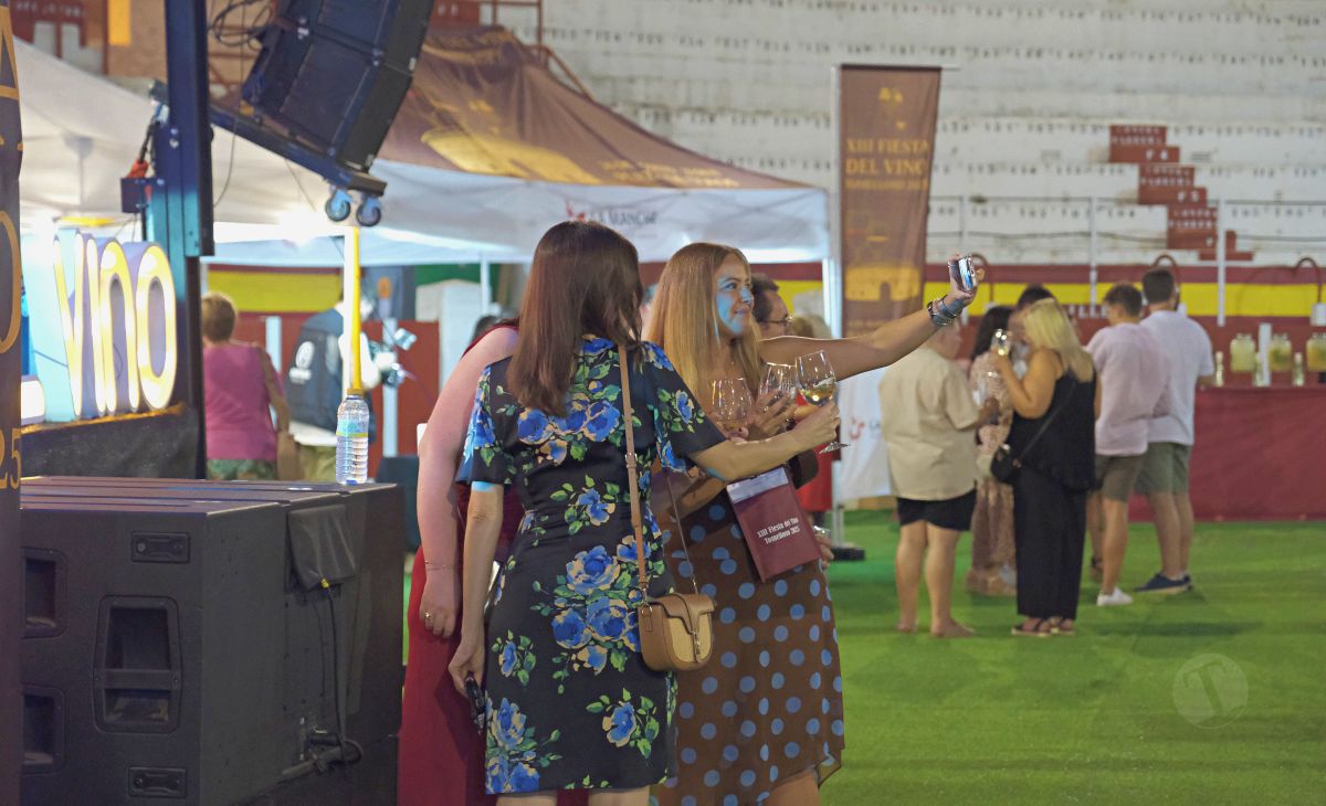 3.000 personas abarrotan la Plaza de Toros en la Fiesta del Vino de Tomelloso