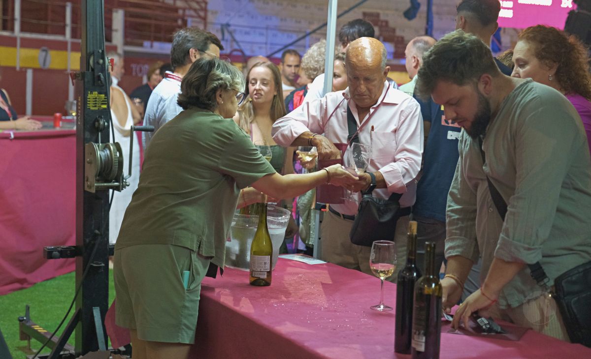 3.000 personas abarrotan la Plaza de Toros en la Fiesta del Vino de Tomelloso