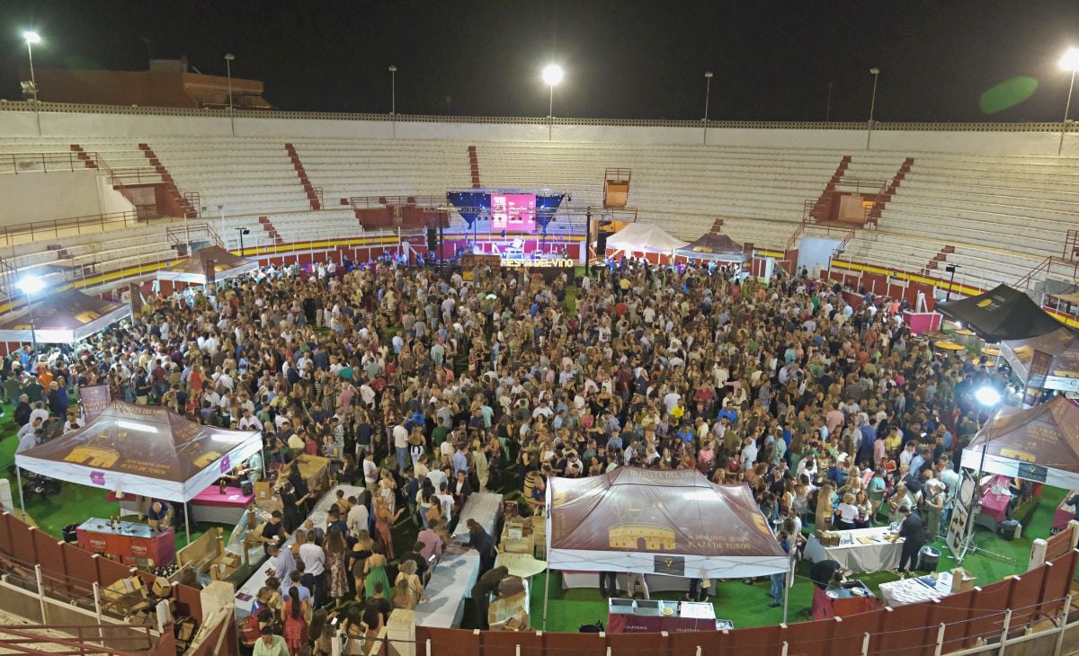3.000 personas abarrotan la Plaza de Toros en la Fiesta del Vino de Tomelloso