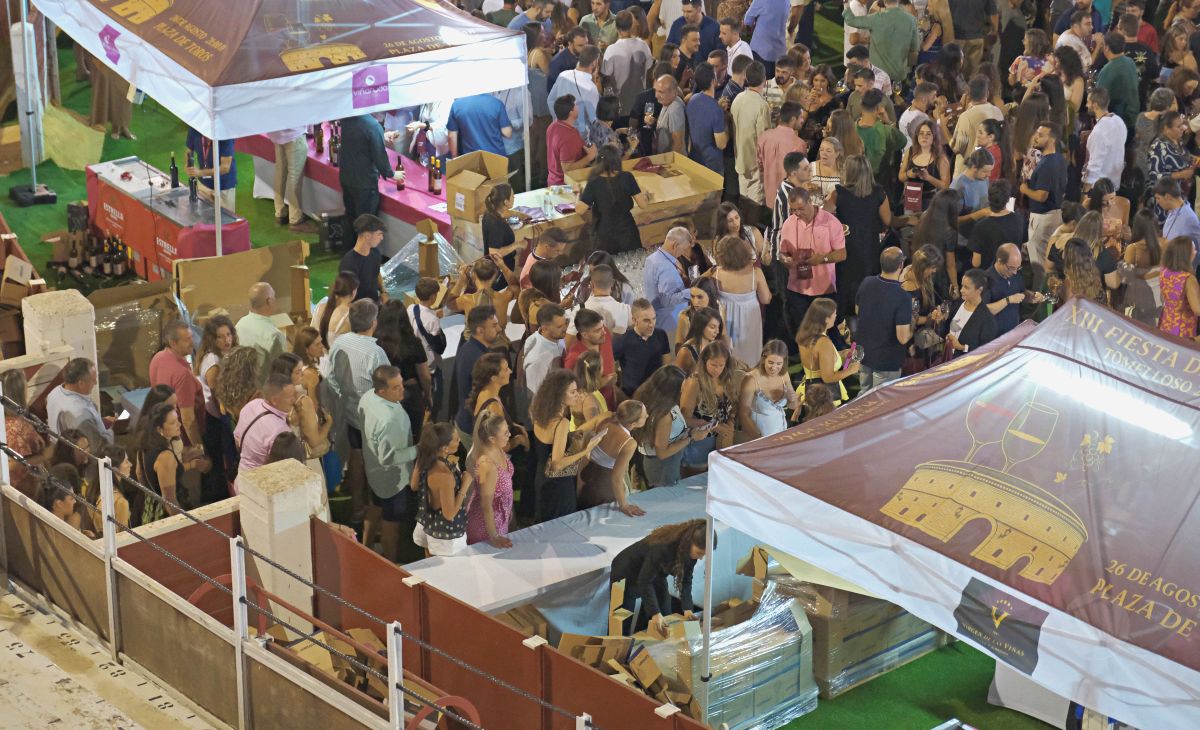 3.000 personas abarrotan la Plaza de Toros en la Fiesta del Vino de Tomelloso