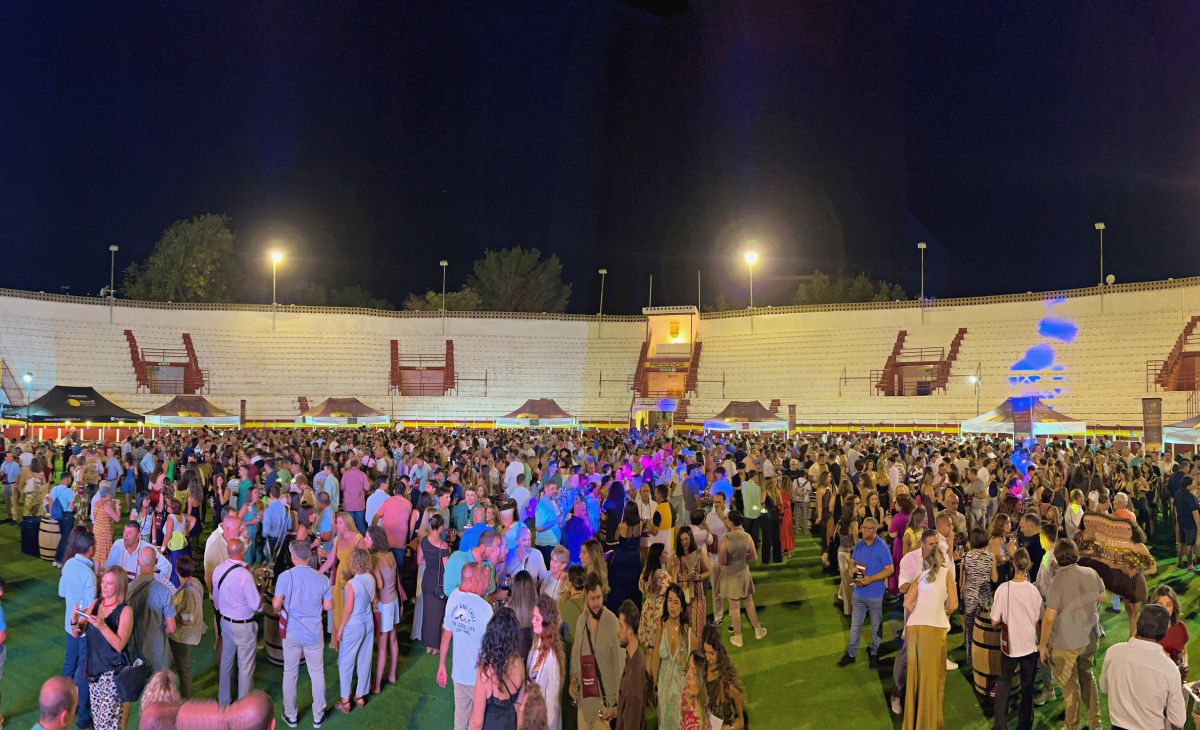 3.000 personas abarrotan la Plaza de Toros en la Fiesta del Vino de Tomelloso
