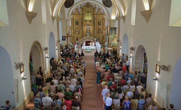 Solemne función religiosa en honor a la Virgen de las Viñas