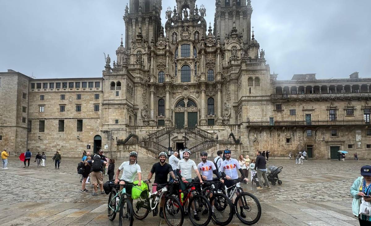 Cinco amigos cambian la Feria por el Camino de Santiago en bici