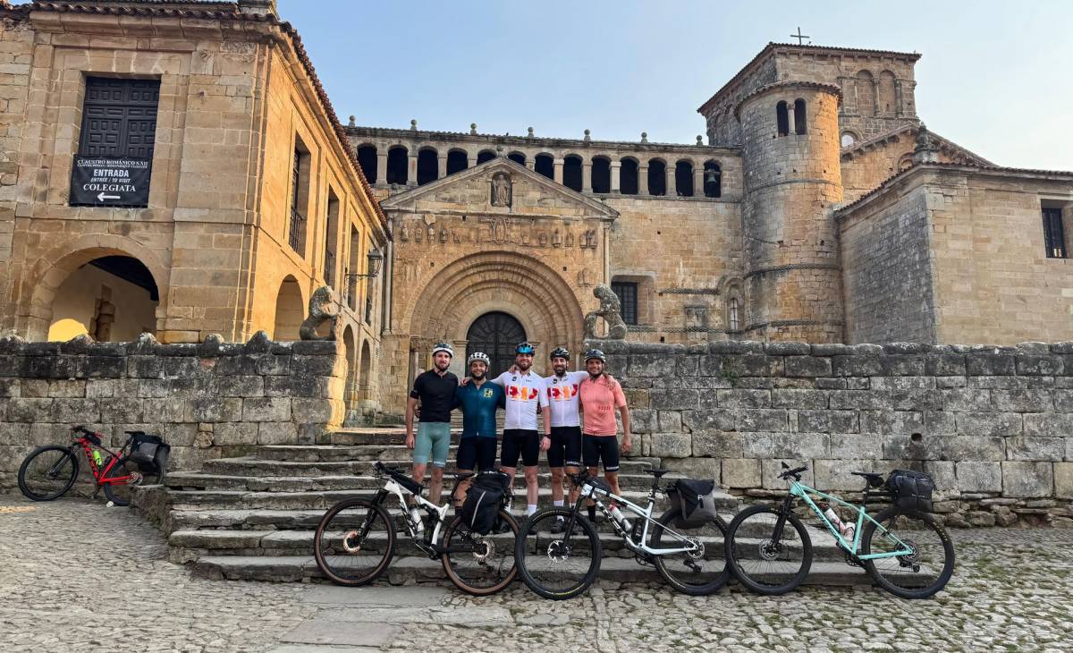 Cinco amigos cambian la Feria por el Camino de Santiago en bici
